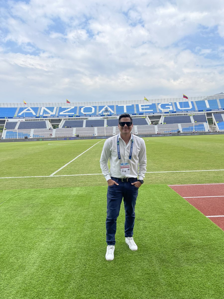 oliveryaguaran's tweet photo. ¡A DIOS GRACIAS!
Feliz de poder darle voz al estadio en 12 partidos de la #CONMEBOLSUB20 2025
Lo hicimos con todo el cariño y pasión del mundo
Me ponen muy contento ver tanta gente maravillosa trabajando en un mismo objetivo y demostrando que nuestro 🇻🇪está para grandes cosas https://t.co/sxCQN1xXs0