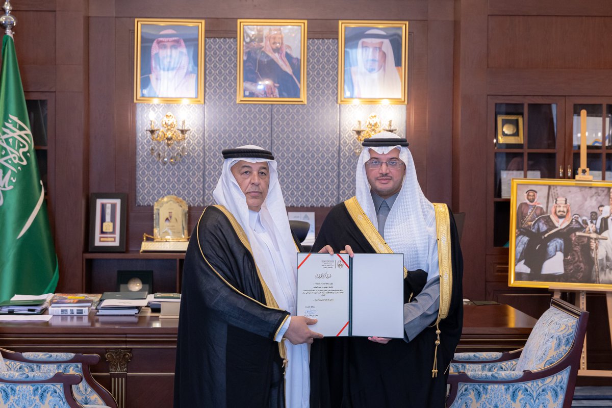 كرّم صاحب السمو الملكي الأمير سعود بن طلال بن بدر محافظ الأحساء، بمكتب سموّه بمقر المحافظة، اليوم "الثلاثاء" ، الإعلامي الأستاذ جاسم بن أحمد الجاسم بمناسبة حصوله على الدكتوراه الفخرية من منظمة الأمم المتحدة للإعلام والتدريب (UN MTC)، وإصدار كتابه الجديد بعنوان “أربعون عاماً من