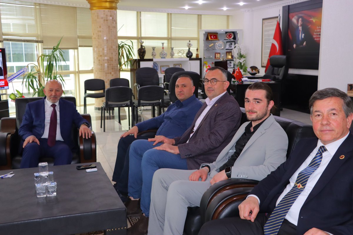 Çay Belediye Başkanımız Yaşar Kemal Kantartopu’yu Meclis Üyelerimiz ve Daire Müdürlerimizle birlikte makamında ziyaret ettik. Misafirperverliği ve samimi ev sahipliği için kendisine teşekkür ediyoruz.