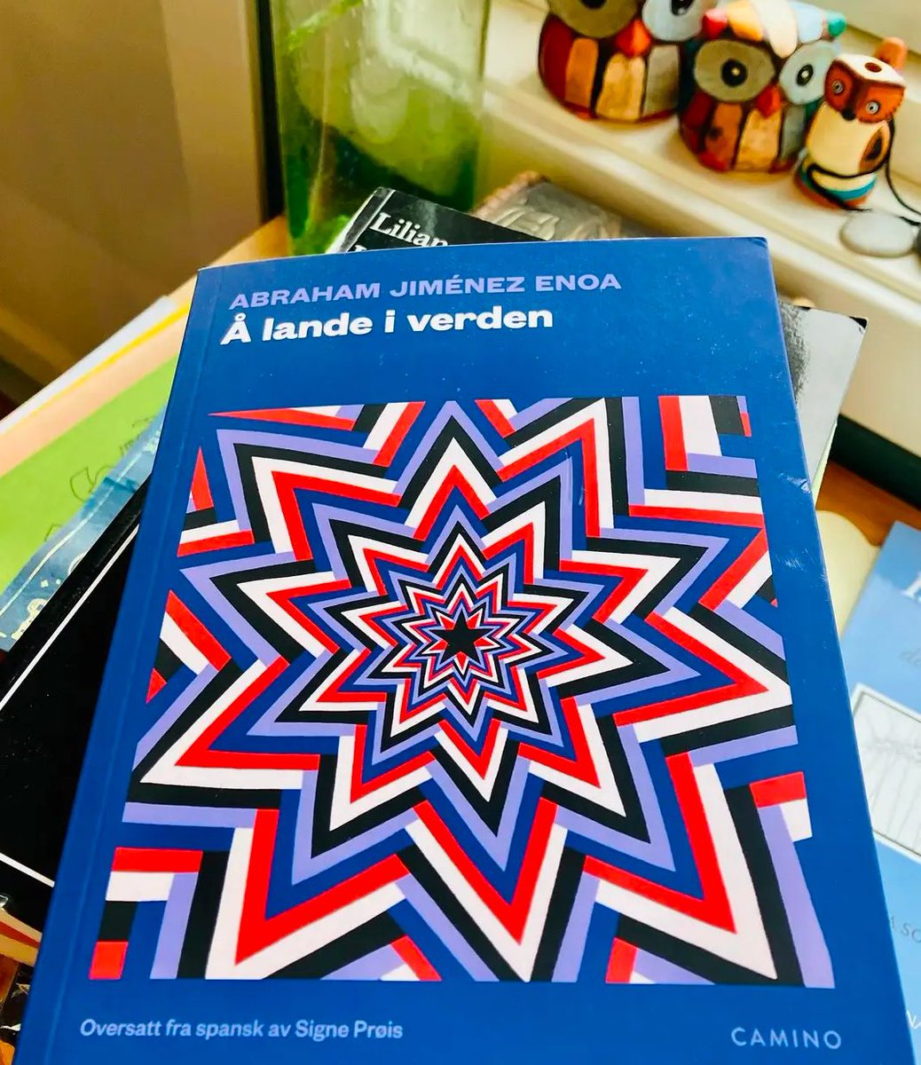 «For Enoa er øya som et nært familiemedlem man har et vanskelig forhold til, men som man likevel ikke kan la være å elske.»

Fin anmeldelse av Abraham Jiménez Enoas «Å lande i verden» i Panorama Nyheter i dag, signert Roxana Sobrino Triana. Lenke under!