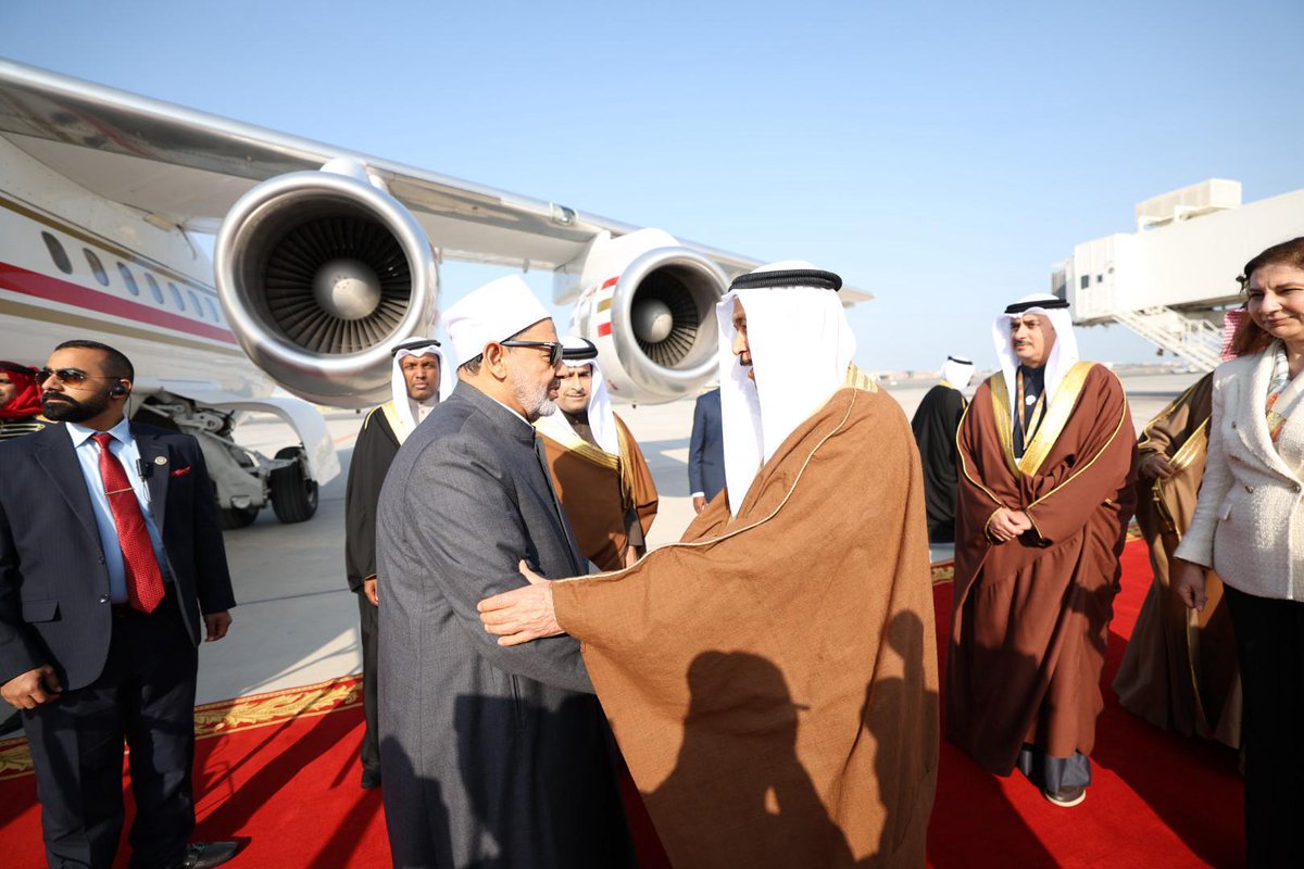 AlAzhar's tweet photo. بدعوة من ملك البحرين وبمراسم استقبال رسمية ..

#شيخ_الأزهر يصل العاصمة البحرينية للمشاركة في فعاليات مؤتمر الحوار الإسلامي الإسلامي 

وصل فضيلة الإمام الأكبر أ.د أحمد الطيب، شيخ الأزهر الشريف، رئيس مجلس حكماء المسلمين، اليوم الثلاثاء، العاصمة البحرينية المنامة؛ لحضور فعاليات مؤتمر الحوار الإسلامي- الإسلامي، تحت شعار "أمةٌ واحدة ومصيرٌ مشترك"، وذلك يومي 19 و 20 فبراير الجاري. 

وتم إقامة مراسم استقبال رسمية لفضيلته فور وصوله مطار البحرين الدولي، حيث كان في استقباله معالي الشيخ عبدالرحمن بن محمد بن راشد آل خليفة، رئيس المجلس الأعلى للشئون الإسلامية، وسعادة السيد نواف بن محمد المعاودة، وزير العدل والشؤون الإسلامية والأوقاف، والمستشار محمد عبد السلام، الأمين العام لمجلس حكماء المسلمين، والسفيرة ريهام عبدالحميد، سفيرة مصر لدى مملكة البحرين، وسعادة السيد سلمان بن عيسى بن هندي المناعي، محافظ محافظة المحرق.

ويعقد المؤتمر برعايةٍ كريمةٍ من صاحب الجلالة الملك حمد بن عيسى آل خليفة، ملك مملكة البحرين، وينظِّمه الأزهر الشريف، والمجلس الأعلى للشئون الإسلامية بمملكة البحرين، ومجلس حكماء المسلمين، ويشارك فيه أكثر من ٤٠٠ شخصية من العلماء والقيادات والمرجعيَّات الإسلاميَّة والمفكِّرين والمثقفين من مختلف أنحاء العالم، حيث يأتي المؤتمر استجابةً لدعوة شيخ الأزهر التي اطلقها في مؤتمر البحرين للحوار بين الشرق والغرب في نوفمبر عام 2022، إلى تعزيز الشَّأن الإسلامي ووحدة المسلمين.