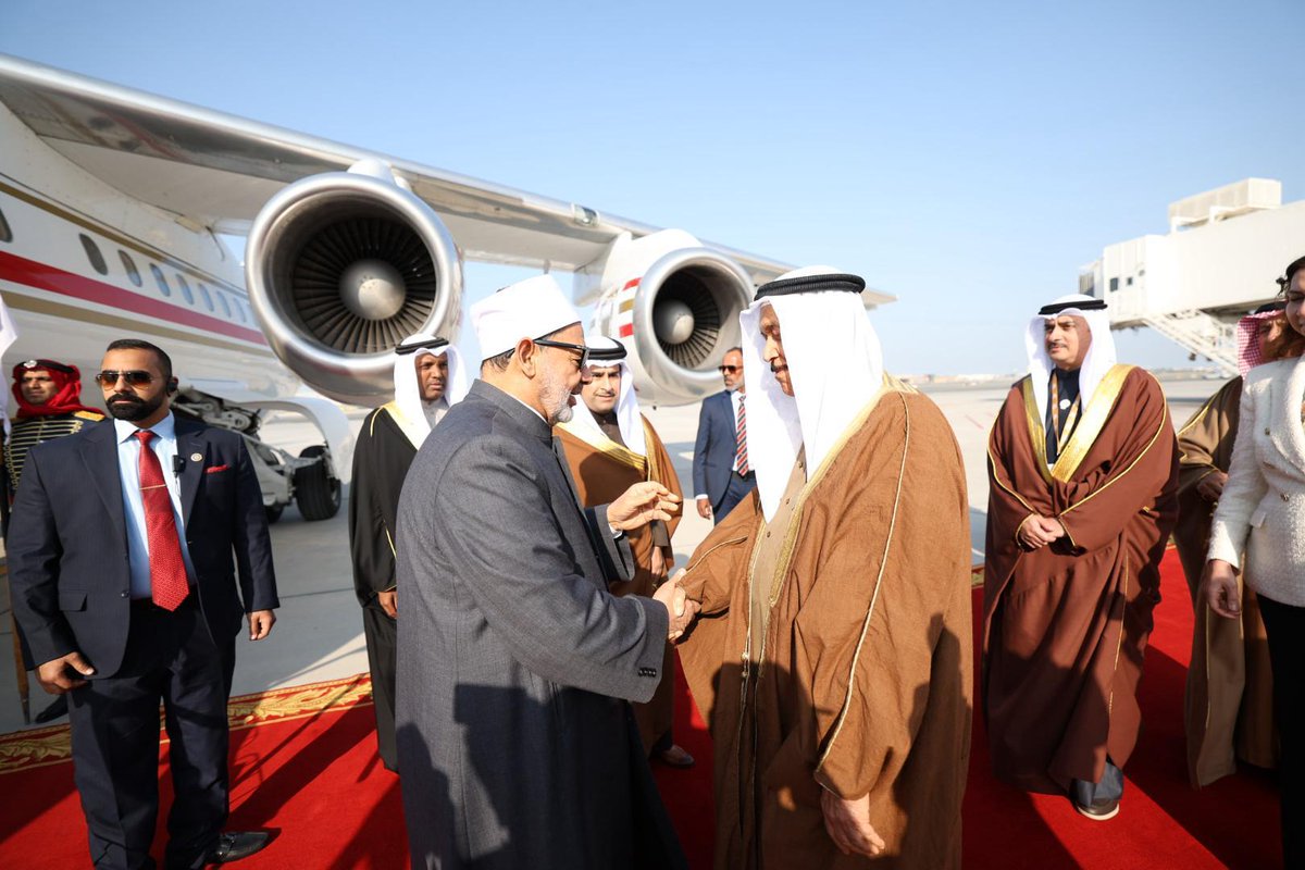AlAzhar's tweet photo. بدعوة من ملك البحرين وبمراسم استقبال رسمية ..

#شيخ_الأزهر يصل العاصمة البحرينية للمشاركة في فعاليات مؤتمر الحوار الإسلامي الإسلامي 

وصل فضيلة الإمام الأكبر أ.د أحمد الطيب، شيخ الأزهر الشريف، رئيس مجلس حكماء المسلمين، اليوم الثلاثاء، العاصمة البحرينية المنامة؛ لحضور فعاليات مؤتمر الحوار الإسلامي- الإسلامي، تحت شعار "أمةٌ واحدة ومصيرٌ مشترك"، وذلك يومي 19 و 20 فبراير الجاري. 

وتم إقامة مراسم استقبال رسمية لفضيلته فور وصوله مطار البحرين الدولي، حيث كان في استقباله معالي الشيخ عبدالرحمن بن محمد بن راشد آل خليفة، رئيس المجلس الأعلى للشئون الإسلامية، وسعادة السيد نواف بن محمد المعاودة، وزير العدل والشؤون الإسلامية والأوقاف، والمستشار محمد عبد السلام، الأمين العام لمجلس حكماء المسلمين، والسفيرة ريهام عبدالحميد، سفيرة مصر لدى مملكة البحرين، وسعادة السيد سلمان بن عيسى بن هندي المناعي، محافظ محافظة المحرق.

ويعقد المؤتمر برعايةٍ كريمةٍ من صاحب الجلالة الملك حمد بن عيسى آل خليفة، ملك مملكة البحرين، وينظِّمه الأزهر الشريف، والمجلس الأعلى للشئون الإسلامية بمملكة البحرين، ومجلس حكماء المسلمين، ويشارك فيه أكثر من ٤٠٠ شخصية من العلماء والقيادات والمرجعيَّات الإسلاميَّة والمفكِّرين والمثقفين من مختلف أنحاء العالم، حيث يأتي المؤتمر استجابةً لدعوة شيخ الأزهر التي اطلقها في مؤتمر البحرين للحوار بين الشرق والغرب في نوفمبر عام 2022، إلى تعزيز الشَّأن الإسلامي ووحدة المسلمين.