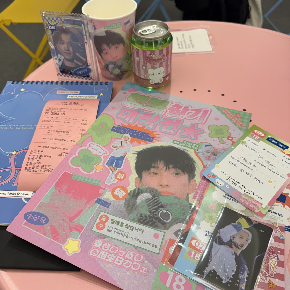 𝐇𝐚𝐩𝐩𝐲 𝐃𝐊 𝐛𝐢𝐫𝐭𝐡𝐝𝐚𝐲 𝐞𝐯𝐞𝐧𝐭 𝟏

『 행복찾기 대작전 ★ 』
📍팬스페이스
내가 좋아하는 색감이여서 무조건 가야해..!!마침 영상회 중 이여서 운좋게 눈호강 귀호강 하다가 럭드 두 번에 달력이라니!!! 미쳐써 
도겸이가 나의 행복이다ෆ˃̵͈̑ᴗ˂̵͈̑ෆ

#도겸이가_우리의행복이자행운