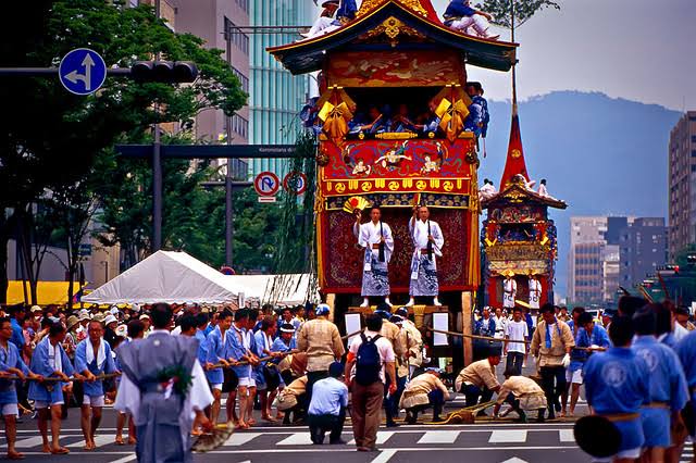 Agsha___'s tweet image. Gion Matsuri adalah festival tahunan yang diadakan di Kyoto selama satu bulan penuh di bulan Juli. Perayaan dimulai pada tanggal 1 Juli yang ditandai dengan ritual Kippu iri dan diakhiri ritual Nagoshinoharae pada tanggal 30 Juli. Puncak-puncak perayaan Gion Matsuri berupa:…