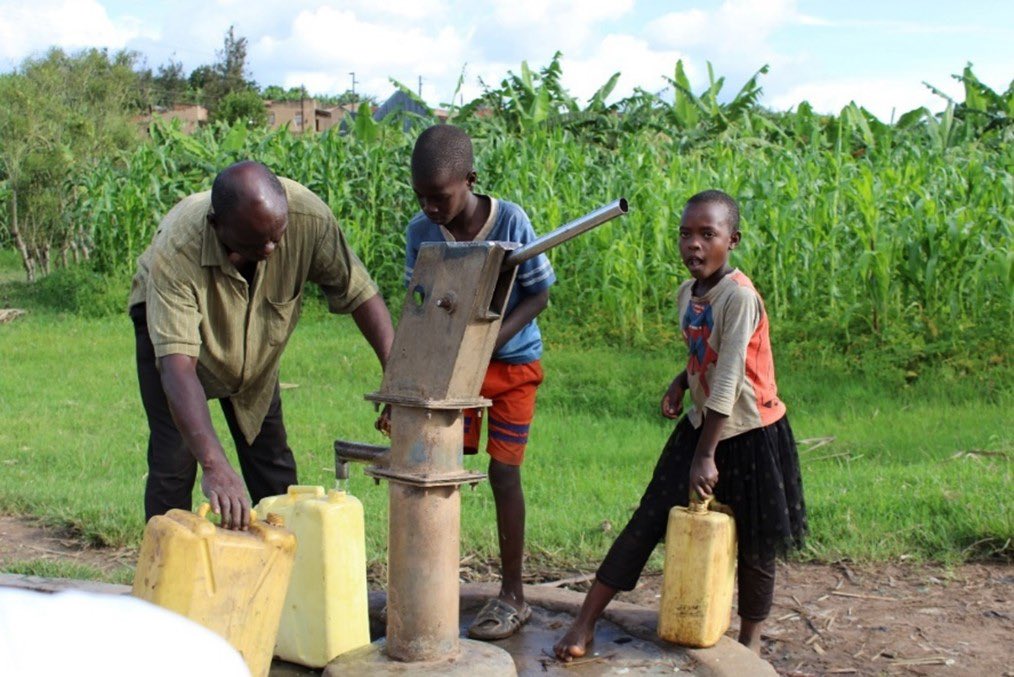 UNDPUganda's tweet image. In Mt. Elgon region, children often miss school📚 to find water. 💧 

@UNDP, @theGEF &amp;amp; Member States are supporting @nbiweb in a 5-year project across 3 transboundary aquifers:

📍 Mt. Elgon 
📍 Kagera 
📍Gedaref-Adigrat

Read more: thegef.org/projects-opera…

#NileDay2025