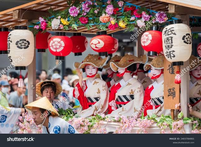 Agsha___'s tweet image. Gion Matsuri adalah tradisi yang berasal dari sekitar 1.100 tahun yang lalu. Pada tahun 869 konon terjadi wabah penyakit menular yang mengganas di seluruh Jepang, sehingga perlu diadakan upacara yang disebut Goryō-e untuk menenangkan arwah orang yang meninggal.