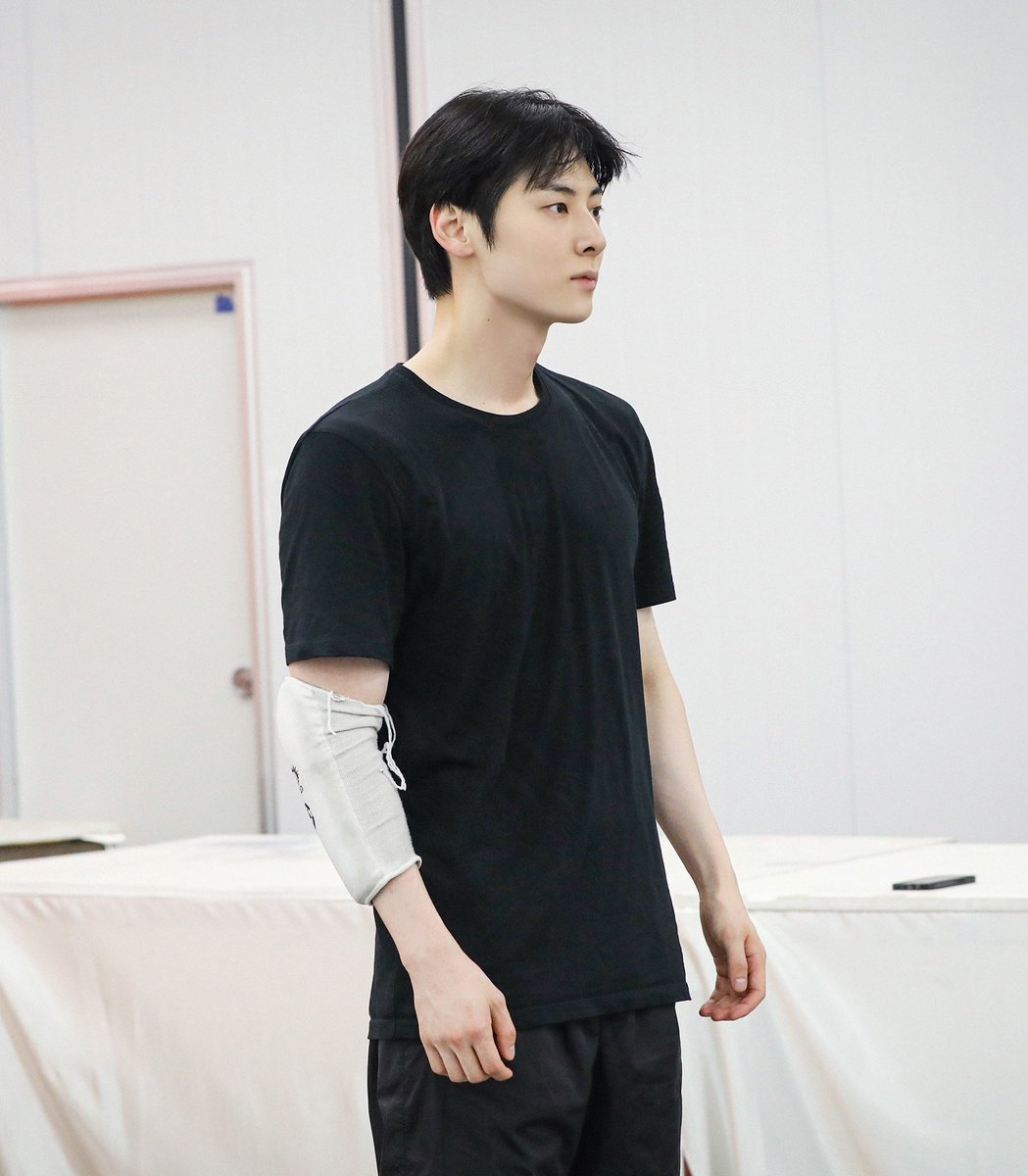 zblysse's tweet photo. Friendly reminder that Hwang Minhyun spend 8 months of practicing martial arts and diet control for 'Study Group' Drama 🥹 that's why some his action scenes ONLY NEED ONE TAKE 🫠 his dedication for this role ❤️‍🔥

#StudyGroup #스터디그룹 #윤가민
#HWANGMINHYUN #황민현 https://t.co/l0dnnRqYQX