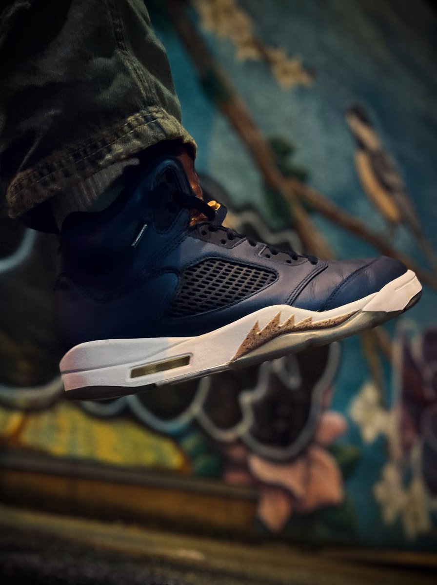 scarvesfell's tweet image. Day 18 #BHMKOTD25 ‘GOLD’
In celebration of the Rio Olympics in 2016 we have the Jordan 5 ‘Bronze’.
Third place is fine with me, being the best is overrated. #KOTD
#yoursneakersaredope #wearyourkicks