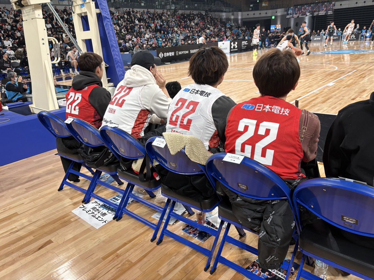 CHIBAJETS's tweet photo. #マーカス愛 な人たち🥹❤️‍🔥

#千葉ジェッツ #小川麻斗 #渡邊雄太 #原修太 #西村文男 #トビンマーカス海舟 #用意したまいまい #さすがです 🤝🏻🛫 https://t.co/IB2Wpow8UI