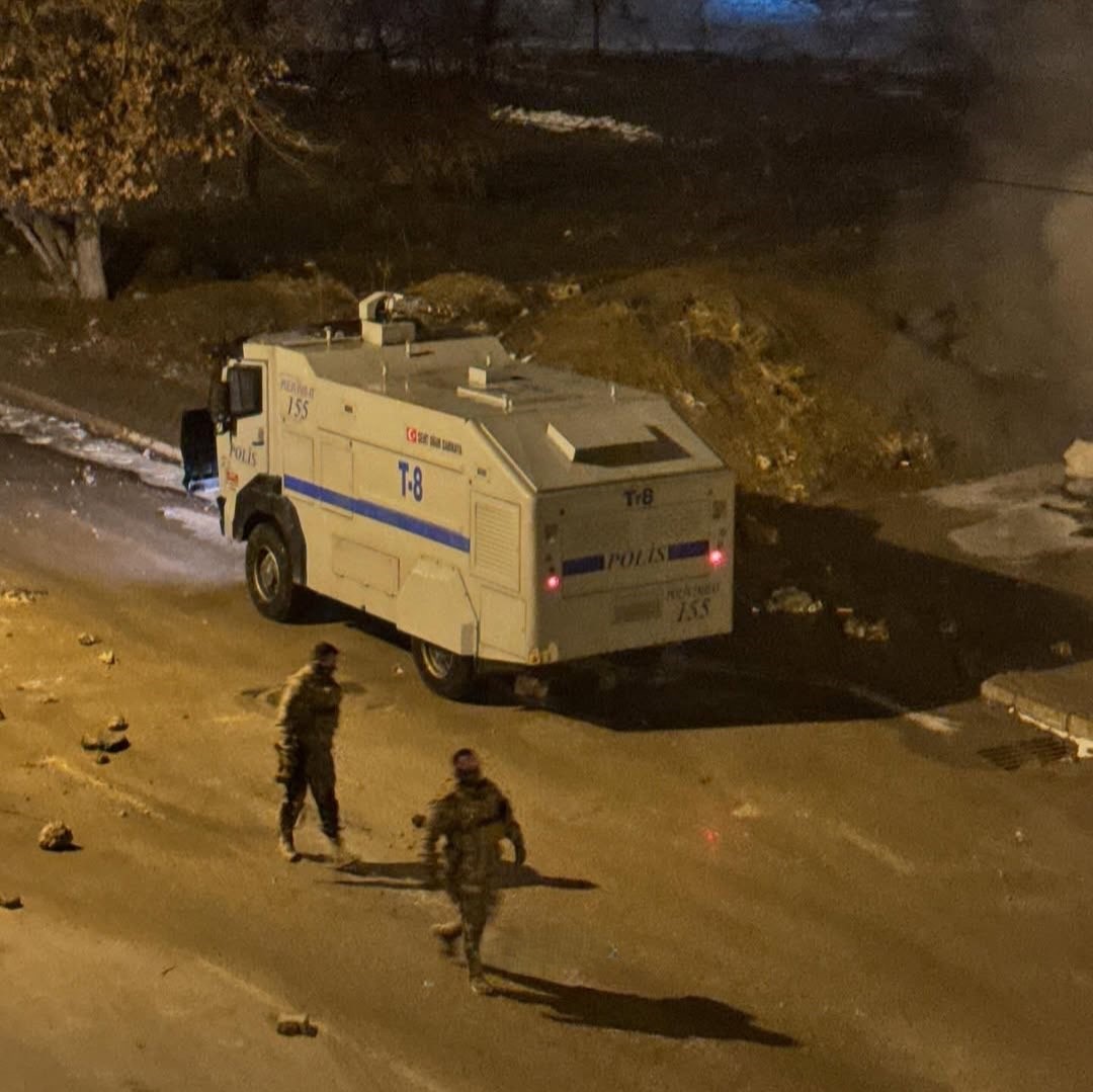 Van’a kayyum ataması sonrası sokağa çıkan örgüt destekçilerine karşı, Özel Harekat sahada!