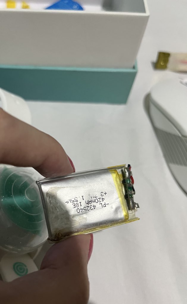 trash4kang's tweet photo. @parksjpeg hindi na talaga mamsh lumobo na yung battery nya 😭 shetttt nakakaiyak naman 🥲 https://t.co/JX4NFlSlvB