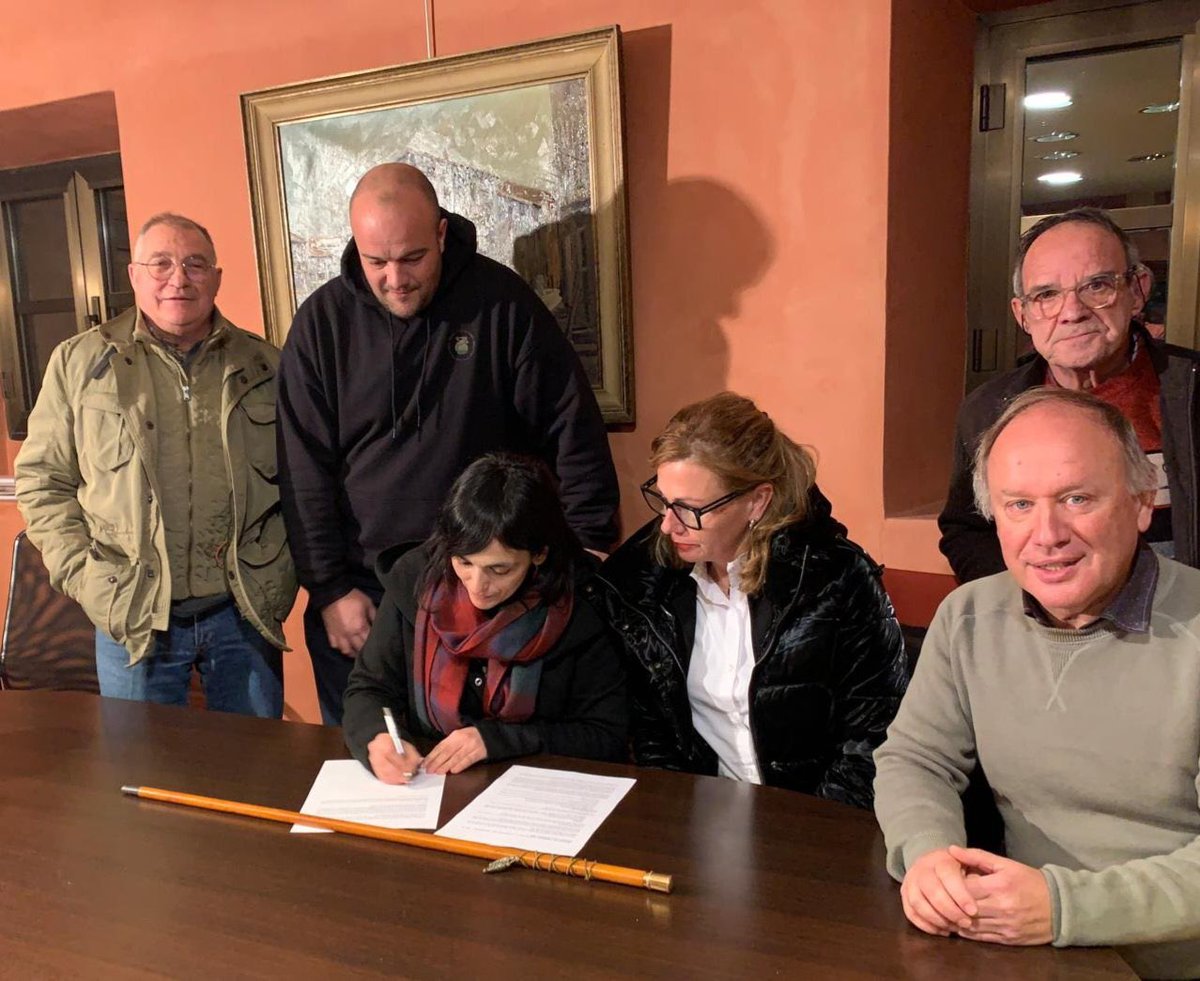 Lluis_areny's tweet photo. Continuarà el govern que defensa Ripoll, la seva gent i la seva identitat!

Enhorabona, batllessa @orriolsderipoll i a tots el regidors d’@RipollAC!

Aquesta signatura us va honorar!  Vau posar el poble per davant de les cadires! 

#GovernemRipoll 
#SalvemCatalunya https://t.co/BgXF8nUalA