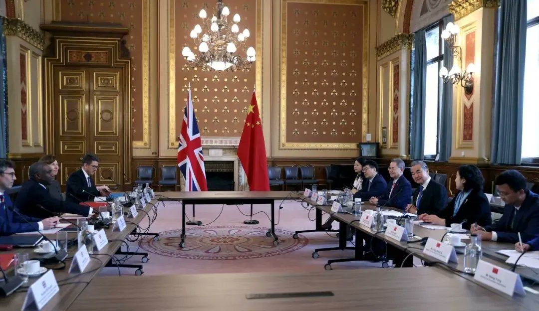 CD_Discovery's tweet photo. #ChengduPulseWeekly A THREAD
[1/8] On Feb 13, FM Wang Yi co-chaired the 10th🇨🇳#China-#UK🇬🇧 Strategic Dialogue with UK Foreign Secretary @DavidLammy in London. Both sides agreed on a roadmap for future cooperation, including #energy, #technology, #education, and global governance. https://t.co/ieG31bNEFG