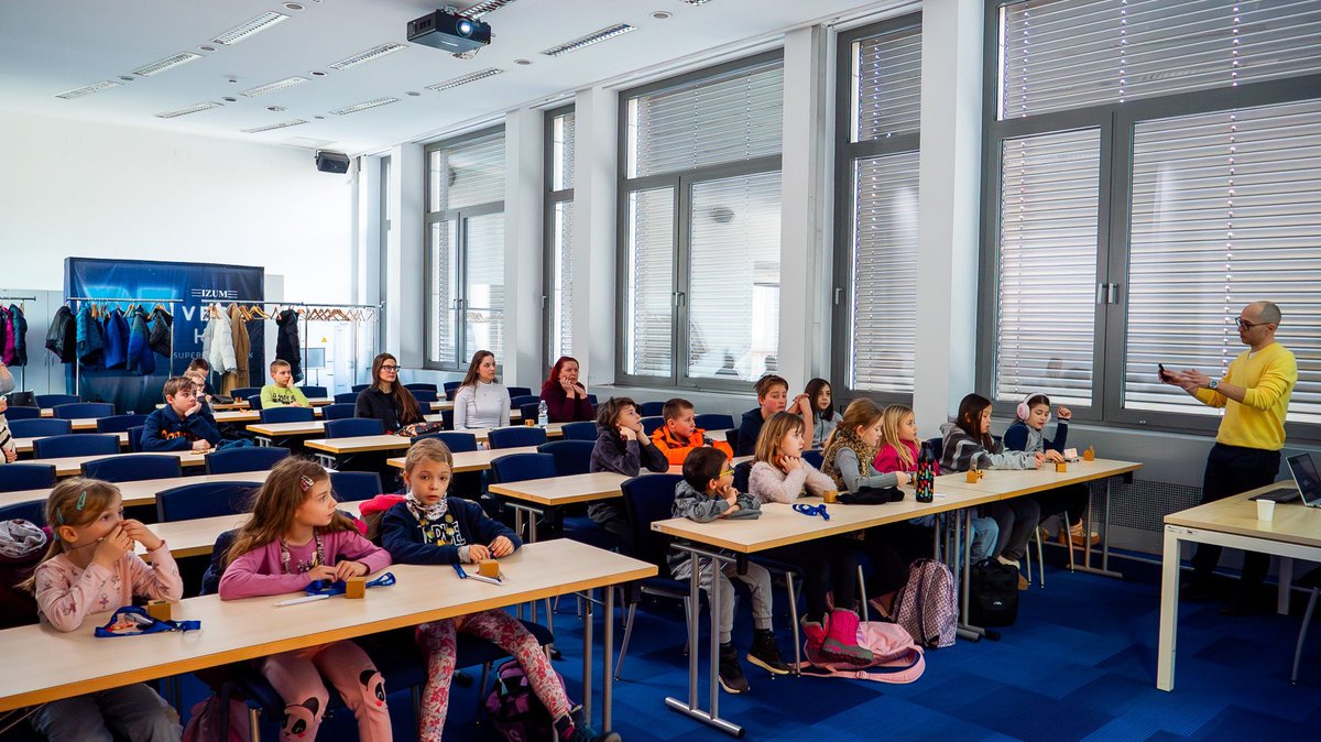 COBISSNET's tweet image. Danes so si prostore superračunalnika HPC Vega v IZUM-u ogledali otroci iz počitniškega programa Zveze prijateljev mladine Maribor. Izkazali so izjemno zanimanje, zato se zahvaljujemo za obisk in klepet ✨😇.