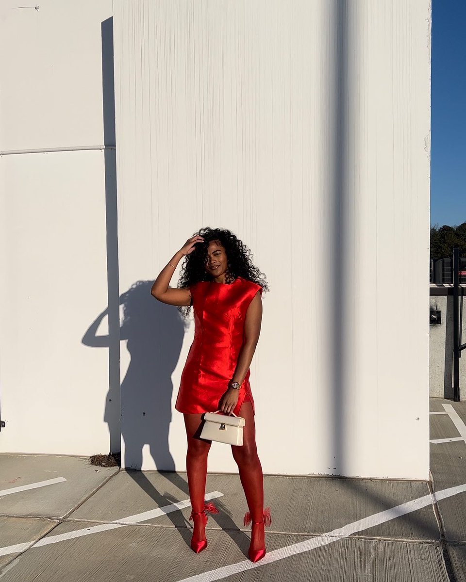 JSCollection's tweet image. Lady in Red ♥️ @everythinglameaux styles the Woliste in Red Muse