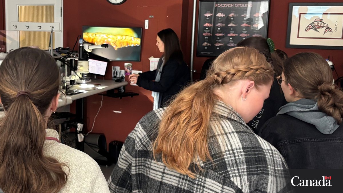 #OurScientists at the Pacific Biological Station in #NanaimoBC were pleased to host <a href="/VIUniversity/">VIU</a> students for our annual Fish Ageing Class last week.
