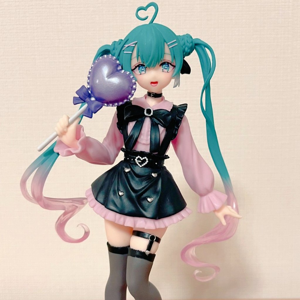 🌸 pink figures tweet media