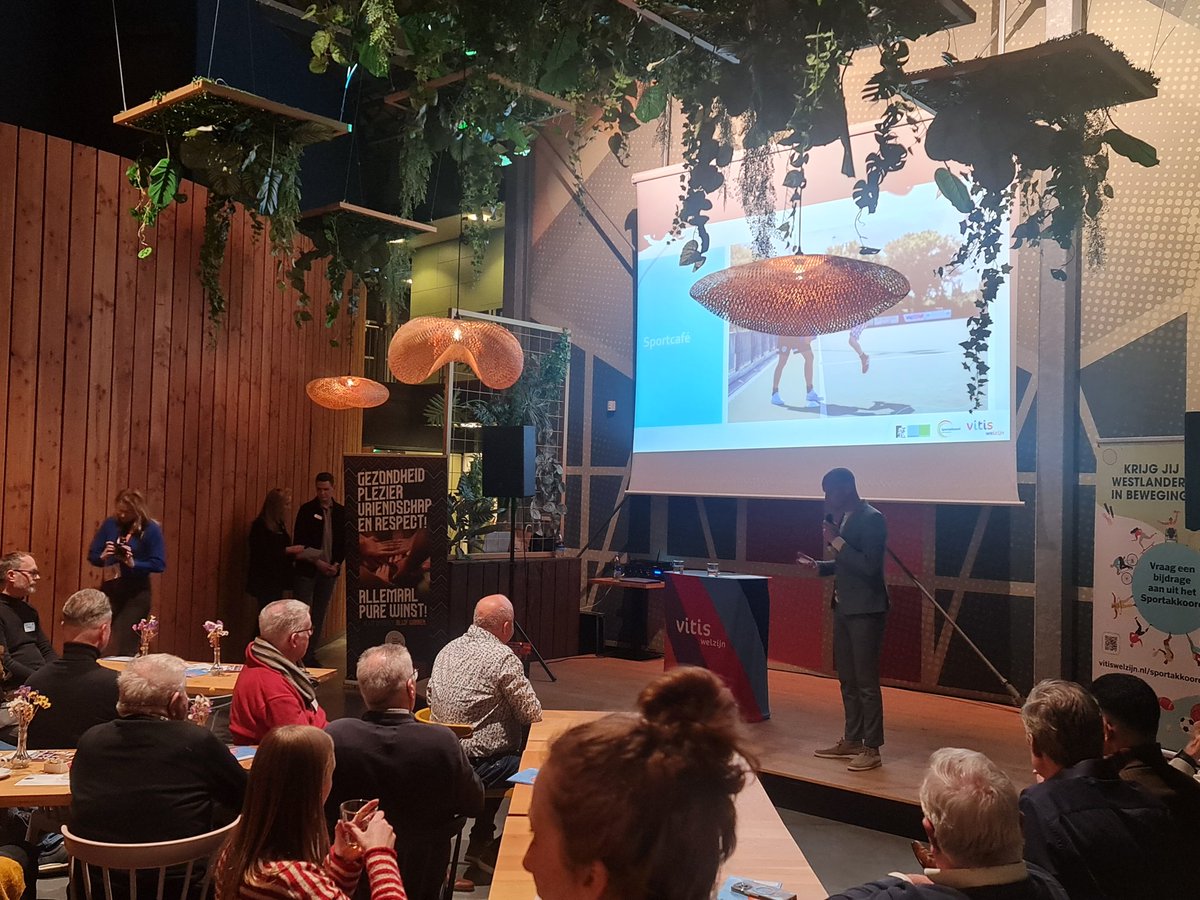 Vanavond aanwezig namens <a href="/GBW_Westland/">GBW l GemeenteBelang Westland</a> bij Het Sportcafé van de gemeente Westland. Meer dan 100 aanwezige die komen luisteren waar we de komende jaren met het sporten in het Westland naar toe willen.
Wethouder Anko Goudswaard vertelt op een enthousiaste wijze over de ideeën.