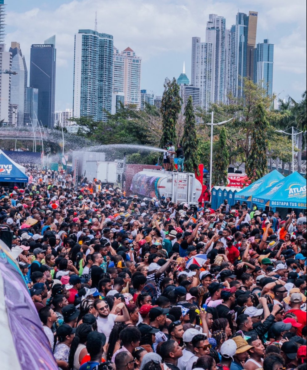 CoCoas_net's tweet photo. Abrimos debate: si tu pareja no puede ir a los carnavales por razones laborales, ¿Te quedas en casa con ella o te vas a carnavalear? 🧐🧐 https://t.co/urYFoPwrV1
