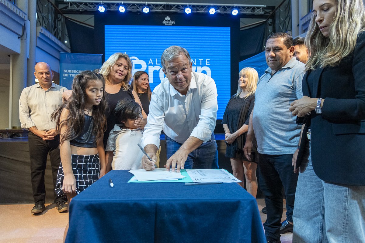 CascallaresPJ's tweet photo. Nos llena de orgullo poder anunciar que en Almirante Brown durante nuestra gestión ya firmamos y entregamos 19200 escrituras a partir del trabajo conjunto con la @escribaniaPBA de @BAProvincia en favor de la regularización dominial de nuestros vecinos. https://t.co/mXsmfucFEE