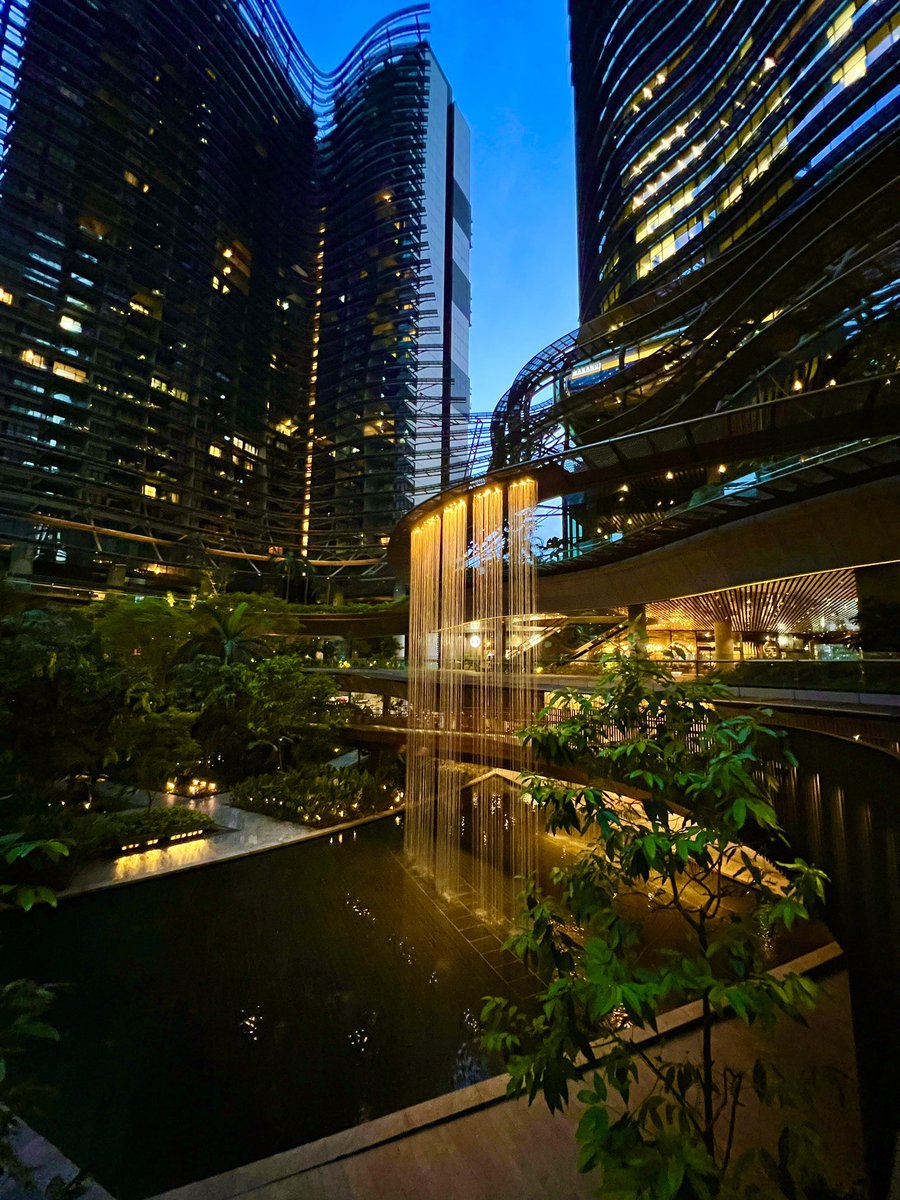 Flying_Motion_'s tweet photo. Good night Singapore ⭐️
Marina One has such a vibe 😍
#marinaone #singapore #SouthEastAsia #travel #cinematic #stories #beautiful #architecture #evening https://t.co/2ST2XY7O8j