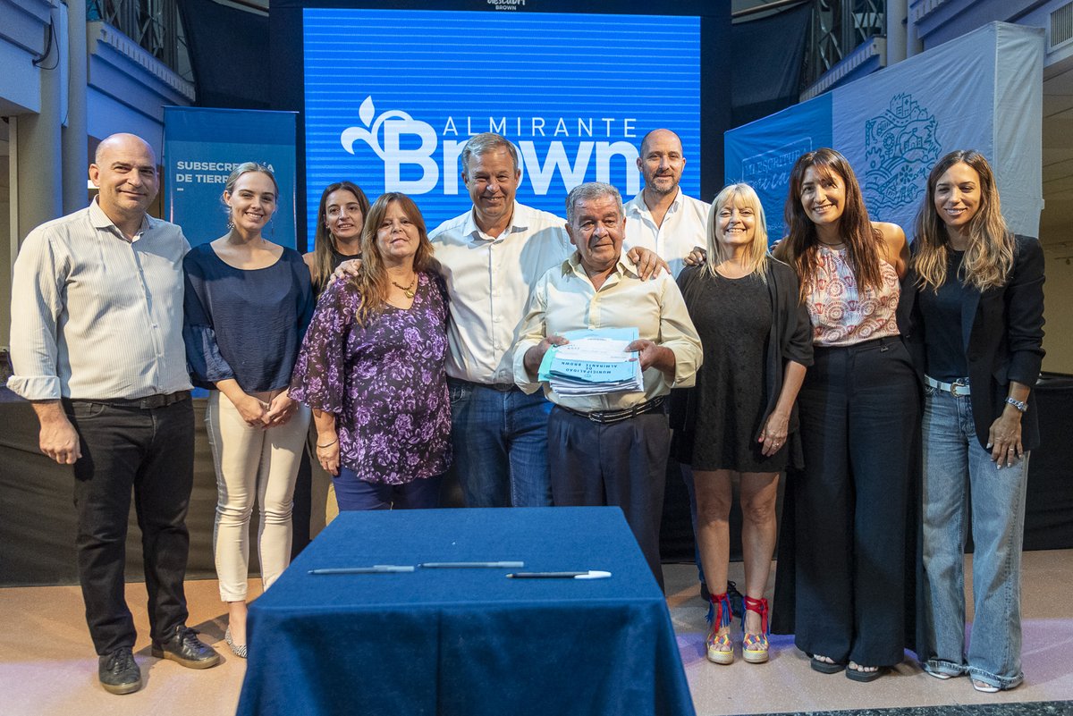 CascallaresPJ's tweet photo. Nos llena de orgullo poder anunciar que en Almirante Brown durante nuestra gestión ya firmamos y entregamos 19200 escrituras a partir del trabajo conjunto con la @escribaniaPBA de @BAProvincia en favor de la regularización dominial de nuestros vecinos. https://t.co/mXsmfucFEE