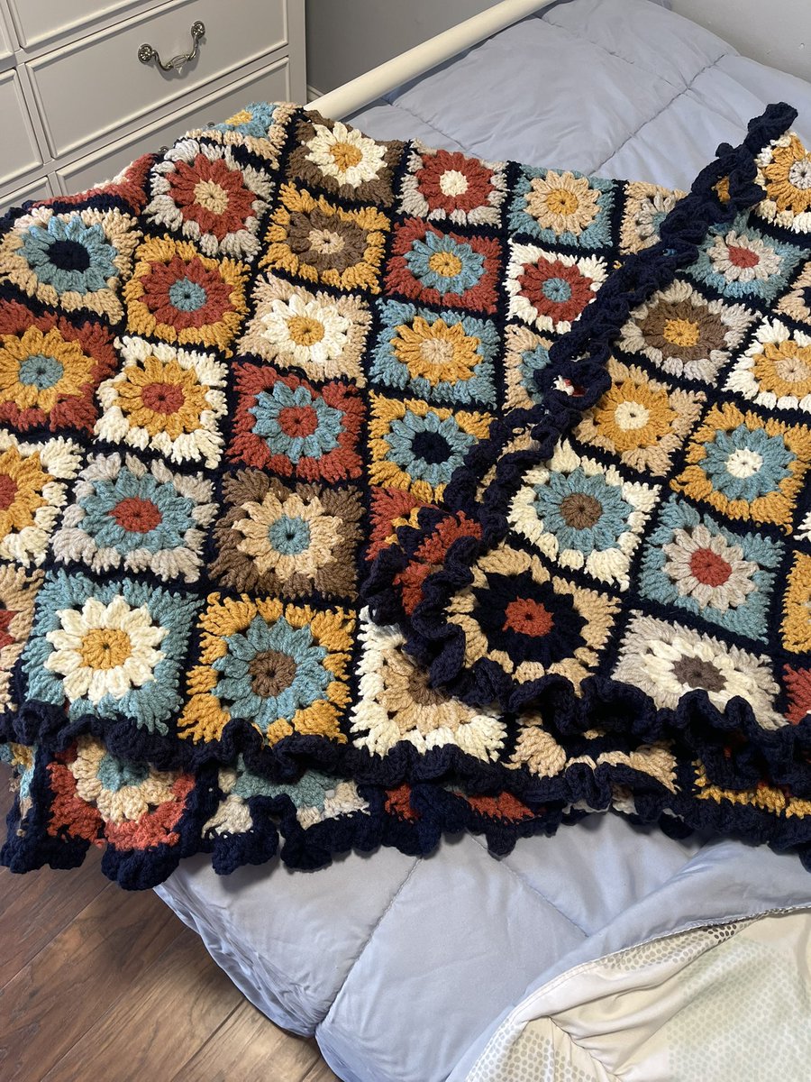 CarlaAHardman's tweet photo. Made this blanket for my daughter #sunflowergrannysquare #crochet https://t.co/e4G2qFI972