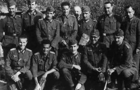 Comandante_DA's tweet photo. El General Agustín Muñoz Grandes con, entre otros, el comandante Tomás García Rebull, uno de los jefes de batallón más prestigiosos. https://t.co/4lpv1CQ2lR