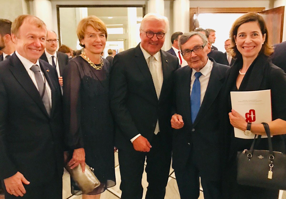 Wir trauern um Marian Turski. Ein Großer der Geschichte, der das Unrecht des deutschen NS Regimes immer angeprandert hat, ein Mahner für Freiheit und Demokratie und ein persönlicher Freund ist nicht mehr. Seine wacher Intellekt und seine Warmherzigkeit werden uns dehr fehlen. RIP