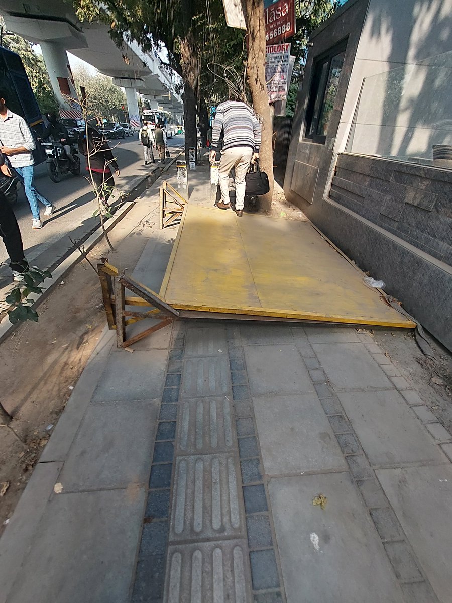 Rv_dayal's tweet photo. This iron board is blocking the sidewalk every day, making it difficult for pedestrians, especially elderly and disabled individuals, to walk safely. Despite its presence for a long time, no action has been taken by the authorities. https://t.co/lICu2zr6LR