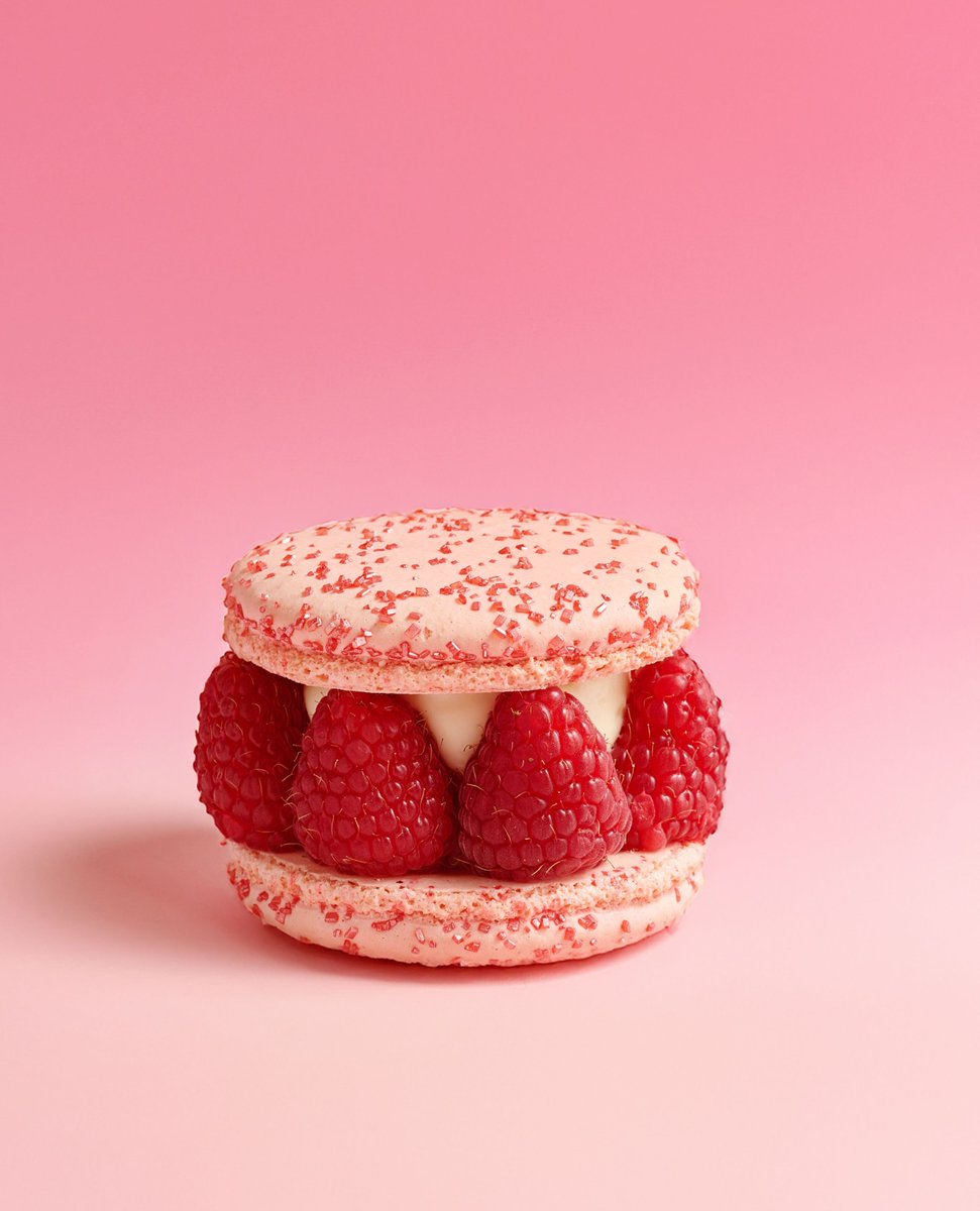 🌟 Treat yourself to a burst of flavor with our Raspberry Lemon Macaron! 🍋✨ Delicately crafted with a tangy lemon mascarpone cream, fresh raspberries, and a sparkling crystal sugar finish.💗