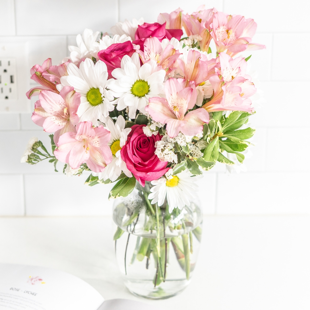 FlowersSend's tweet image. Birthday coming up this month? 🎉 

Make their day extra special with flowers that bring happiness, color, and a little extra sparkle.

#FebruaryBirthdays #CelebrateWithFlowers #Birthday #SendFlowers