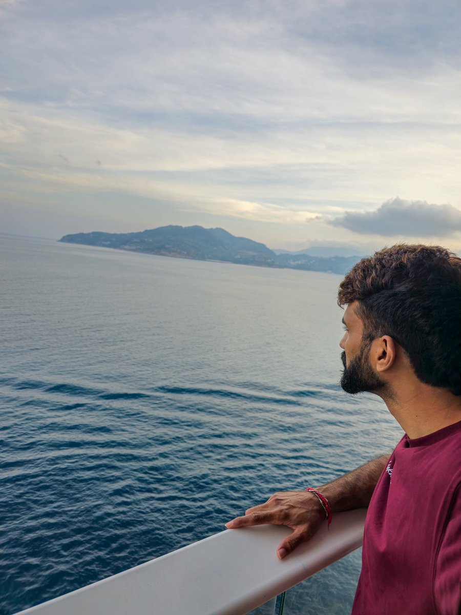 ABhiNow's tweet photo. The balcony from my room on the cruise is the finest I have ever encountered 🌊🚢
#CruiseLife #cruiseship #vacation #Singapore #Malaysia #Thailand https://t.co/k1lNmIvEU3