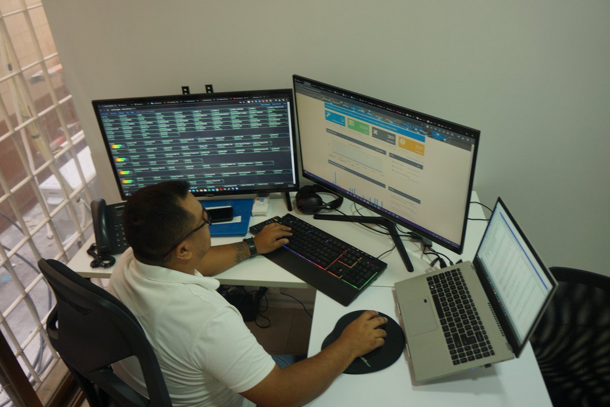 PacaTechnology's tweet image. Ya son 15 años desde que me lancé 🤭 en la  aventura de las telecomunicaciones. Cada año con nuevos retos, aventuras, dificultades, aprendizajes. 👨🏽‍💻

Y seguimos aprendiendo cada día más..

#network #telecomunicaciones #routeros #isp #ftth #olt #zte #mikrotik #ubnt