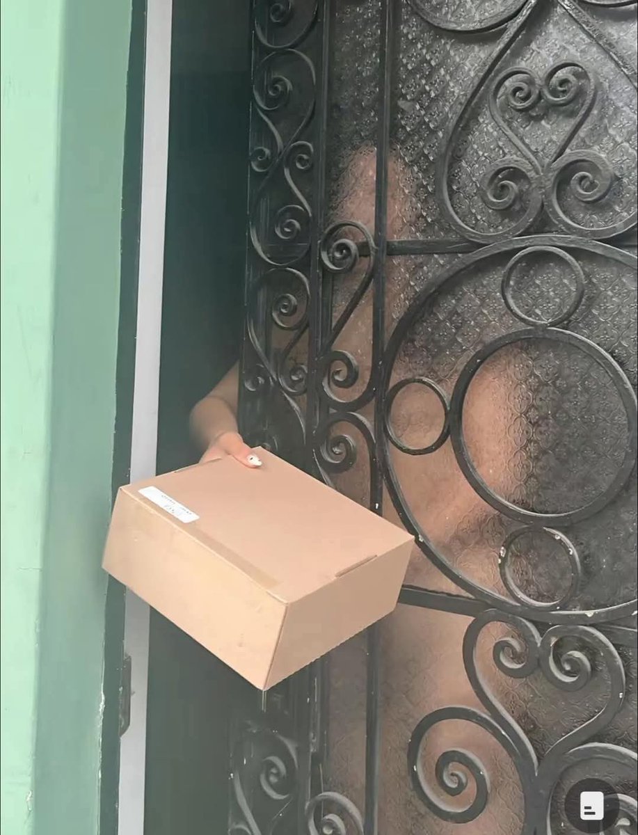 “Necesito tomarle una foto para confirmar que recibió el paquete” 📦