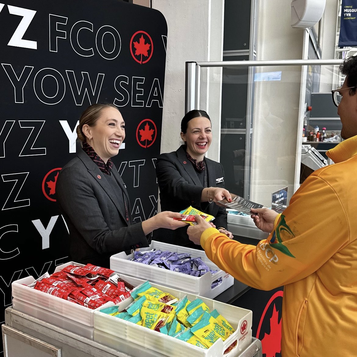 Nous exprimons notre sincère gratitude à Air Canada pour son soutien chaleureux et accueillant envers nos compétitrices et compétiteurs, leurs familles et leurs proches à l’occasion de leur départ de Vancouver✈️🇨🇦.

Nous souhaitons à tout le monde un bon voyage de retour. Merci