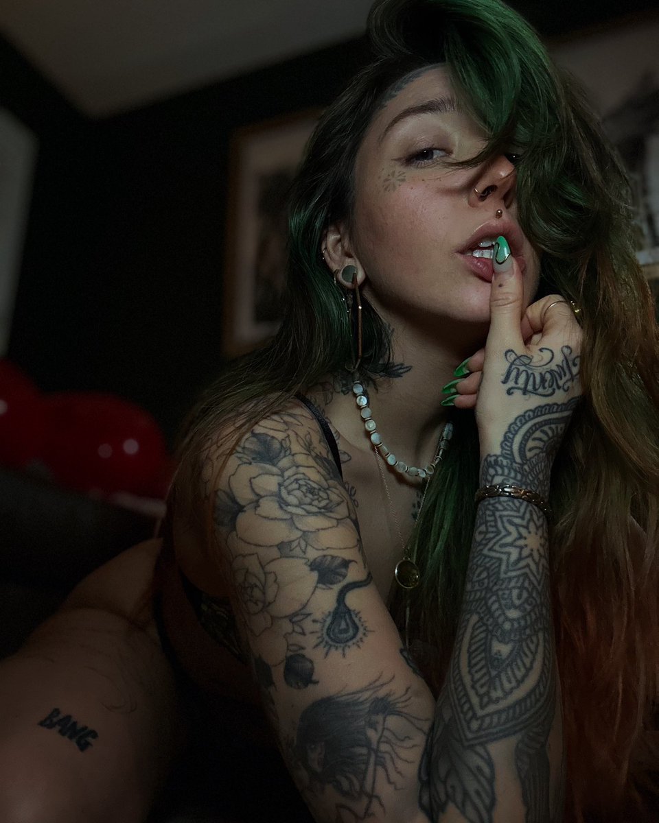 Just a post to remind you how hot I am and that I’ve dropped a new set which includes videos in POV Reverse 🥵

onlyfans.com/juniperdew