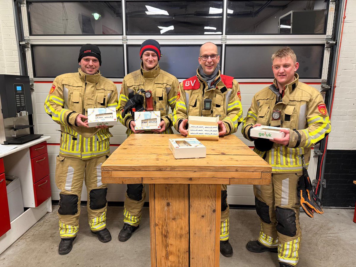 Gisteren was de <a href="/BrwLeersum/">Brandweer Leersum</a> aan de beurt. Heerlijke tompoucen bezorgd door raadslid Han Guillaume. Bedankt voor jullie inzet. Door jullie is Leersum een stukje veiliger! 
#helden #veiligheid #goedleven #jekanhet #leersum
