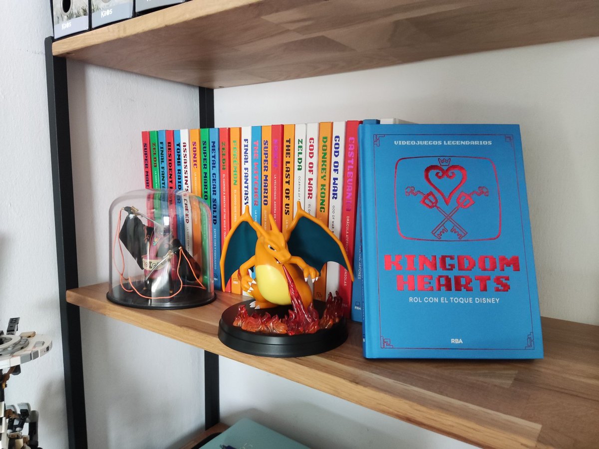 AngelDIglesia92's tweet image. Lo estuve guardando en secreto durante meses, pero ya conmigo mi 4° y penúltimo libro de Videojuegos Legendarios.  

Con todo lo que significa Kingdom Hearts para mí, espero estar a la altura de semejante titán.  

¡Lo tendréis disponible el 27 de febrero!