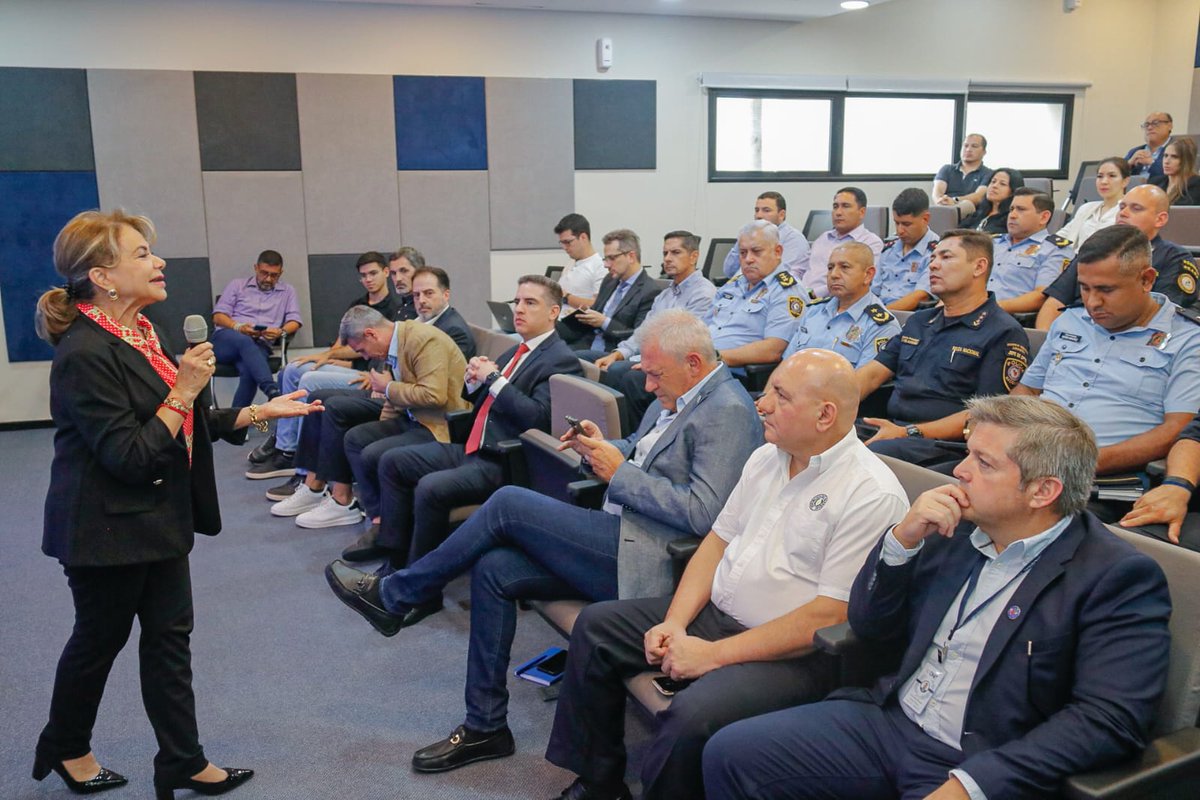 gvillate's tweet photo. ¡El 5 de marzo Paraguay será nuevamente el escenario de un evento deportivo internacional! 

La Supercopa Internacional se jugará en la #NuevaOlla de Asunción entre los equipos de @RiverPlate y @CATalleresdecba 

Hoy mantuvimos una reunión de coordinación interinstitucional en la @CONMEBOL para asegurar que este importante evento se desarrolle de la mejor manera, reafirmando a nuestro país como un referente en la organización de grandes eventos deportivos.