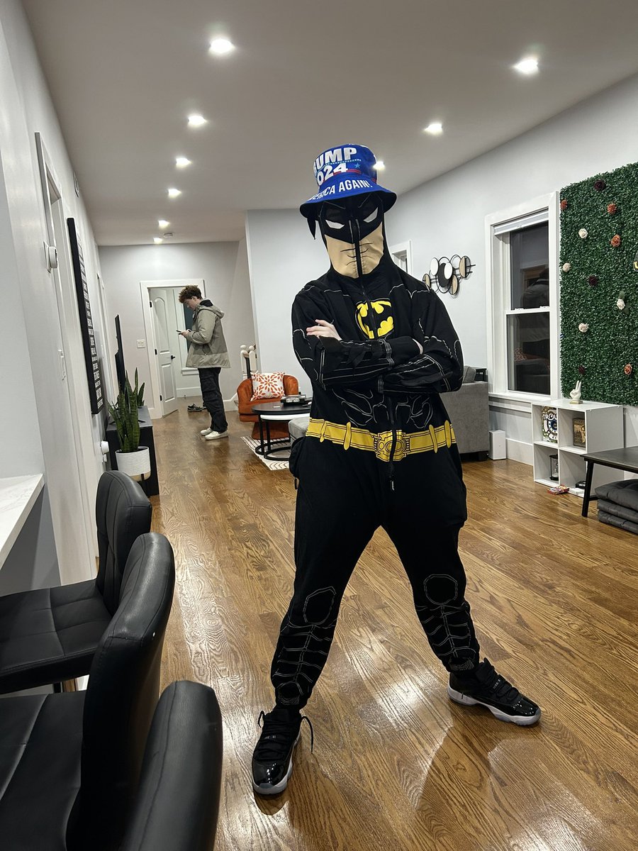 TweedyR6's tweet image. Still havent left boston but despite all the events had a great time in boston. Enjoyed meeting a bunch of new people and reconnecting with friends. Great stories and company. Wish lesion deported us at 11 instead of 3 though, woulda been nice #PANG #bostonporchpisser #JCT4L