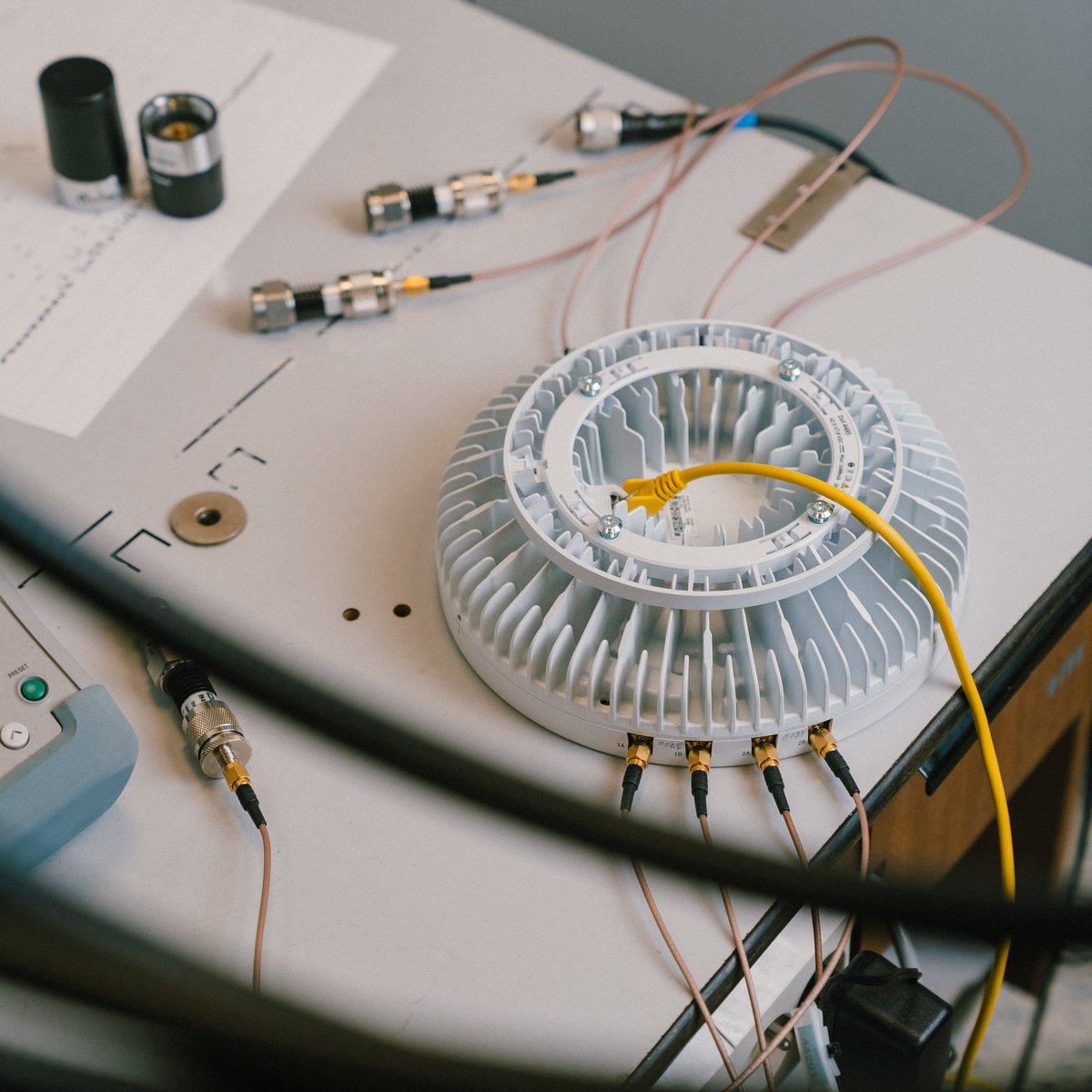 1/2 Nové technologie musíme před ostrým provozem vyzkoušet, proto má CETIN hned několik laboratoří. 🧑‍🏭

ℹ️ Zkumavky v nich ale nehledejte. Místo toho kolegové v mobilním labu pracují třeba s různými rádiovými jednotkami, DOTy,...