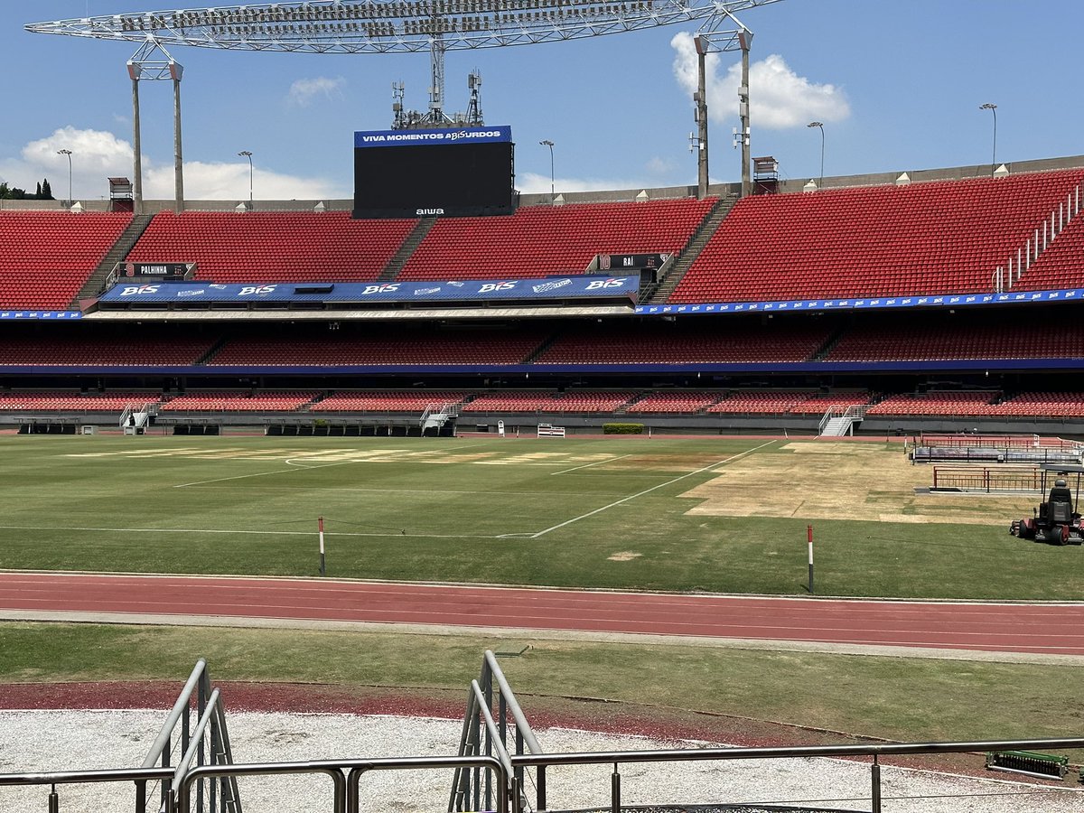 EderTraskini's tweet photo. O gramado do Morumbis ficou dessa maneira após o show da cantora Shakira. Devido ao curto intervalo, o São Paulo só vai conseguir fazer os reparos após o jogo de amanhã contra a Ponte Preta. Apesar da grama queimada, o clube acredita que a jogabilidade não será muito afetada. https://t.co/H1IS0upRDX