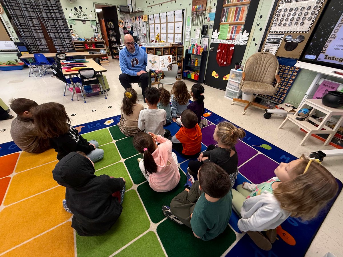 CHEA President Steve Redfearn was the special guest for this morning’s Read Aloud at Woodcrest Elementary