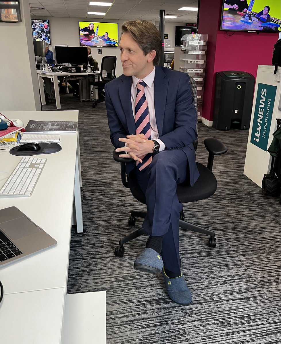 Taking being comfortable at work to a whole new level 😳😆🤣