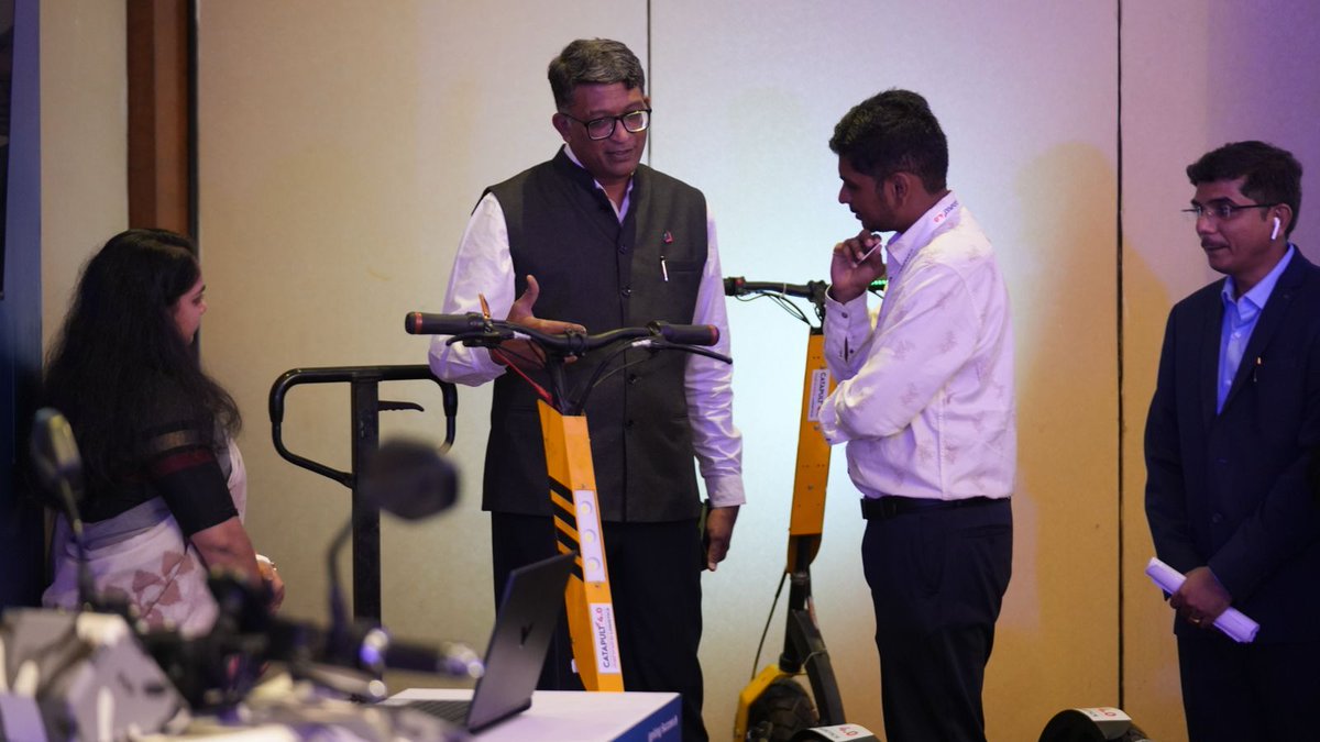 CatapultMLL's tweet photo. Energy and enthusiasm at the #Catapult4 Premiere Day Expo was unmatched! The zeal &amp; passion of our cohorts were on full display as they presented their
groundbreaking solutions to the world. 

#Startuplnnovation #PremiereDay #CreatorsOfTomorrow #FutureOfLogistics @Mahindralog_MLL https://t.co/1Bv41zzJAh