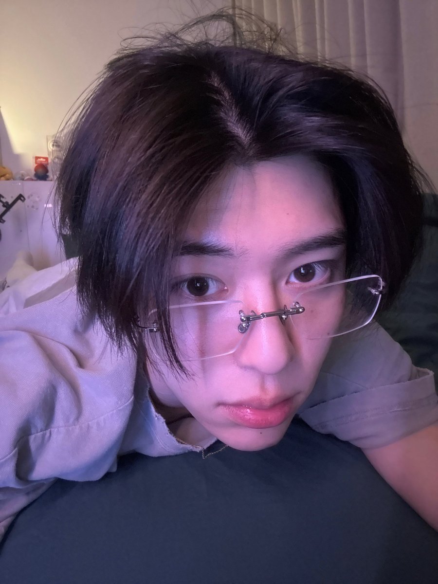 sionlovebot's tweet image. "thank god you're not a photocard" selcas