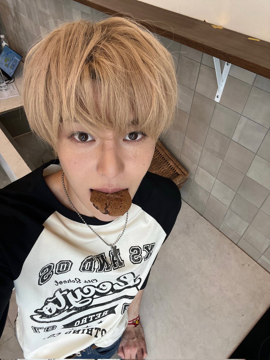 sionlovebot's tweet image. "thank god you're not a photocard" selcas