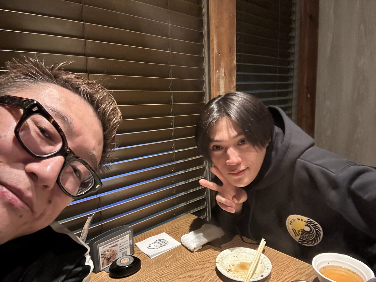 fukuda_u1's tweet photo. この前、JO1の景瑚くんと純喜くんとFANTASTICSの大樹くんとメシ会した時に実は勇征くんも来るはずだったんだけど、仕事で来れなくなっちゃって。「また、近々に機会作ってメシ行こう！」って約束したので、早速、実行に移しました🥳👍勇征くん、めっちゃ面白くて、めっちゃ食うの！あの身体で！😳多分、2人で豚しゃぶ、10人前くらい食べてるのに、その途中で、卵かけご飯2杯食べてるからね🤣この前、大樹くんから「勇征、めっちゃ食いますよ！」って聞いてたんだけど、聞きしに勝る食いっぷりに感激した！😍俺、いっぱい食べる人、大好きだから！🤣で、後から大樹くんが仕事終わりで駆けつけてくれて😊それで大樹くん来てからまた豚しゃぶ5人前くらい食べて、仕上げのラーメン、6人前食べた😋FANTASTICS、最高なんですけど🥹