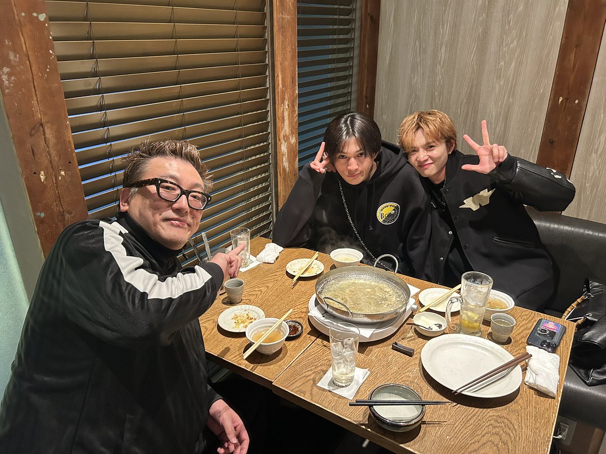 fukuda_u1's tweet photo. この前、JO1の景瑚くんと純喜くんとFANTASTICSの大樹くんとメシ会した時に実は勇征くんも来るはずだったんだけど、仕事で来れなくなっちゃって。「また、近々に機会作ってメシ行こう！」って約束したので、早速、実行に移しました🥳👍勇征くん、めっちゃ面白くて、めっちゃ食うの！あの身体で！😳多分、2人で豚しゃぶ、10人前くらい食べてるのに、その途中で、卵かけご飯2杯食べてるからね🤣この前、大樹くんから「勇征、めっちゃ食いますよ！」って聞いてたんだけど、聞きしに勝る食いっぷりに感激した！😍俺、いっぱい食べる人、大好きだから！🤣で、後から大樹くんが仕事終わりで駆けつけてくれて😊それで大樹くん来てからまた豚しゃぶ5人前くらい食べて、仕上げのラーメン、6人前食べた😋FANTASTICS、最高なんですけど🥹